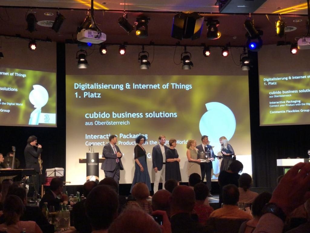 Überreichung des Preises an Gabriele Schuh, Constantia Flexibles und Wolfgang Ennikl, cubido