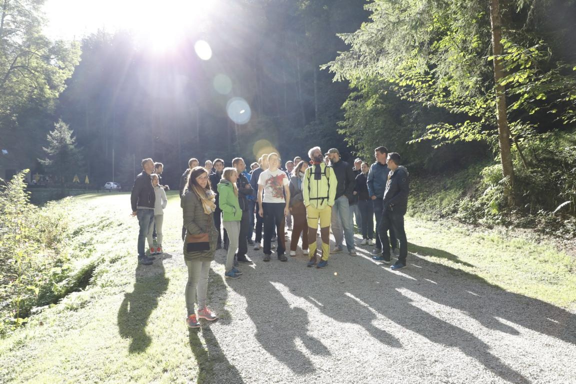 Gruppenfoto vor der Lurgrotte